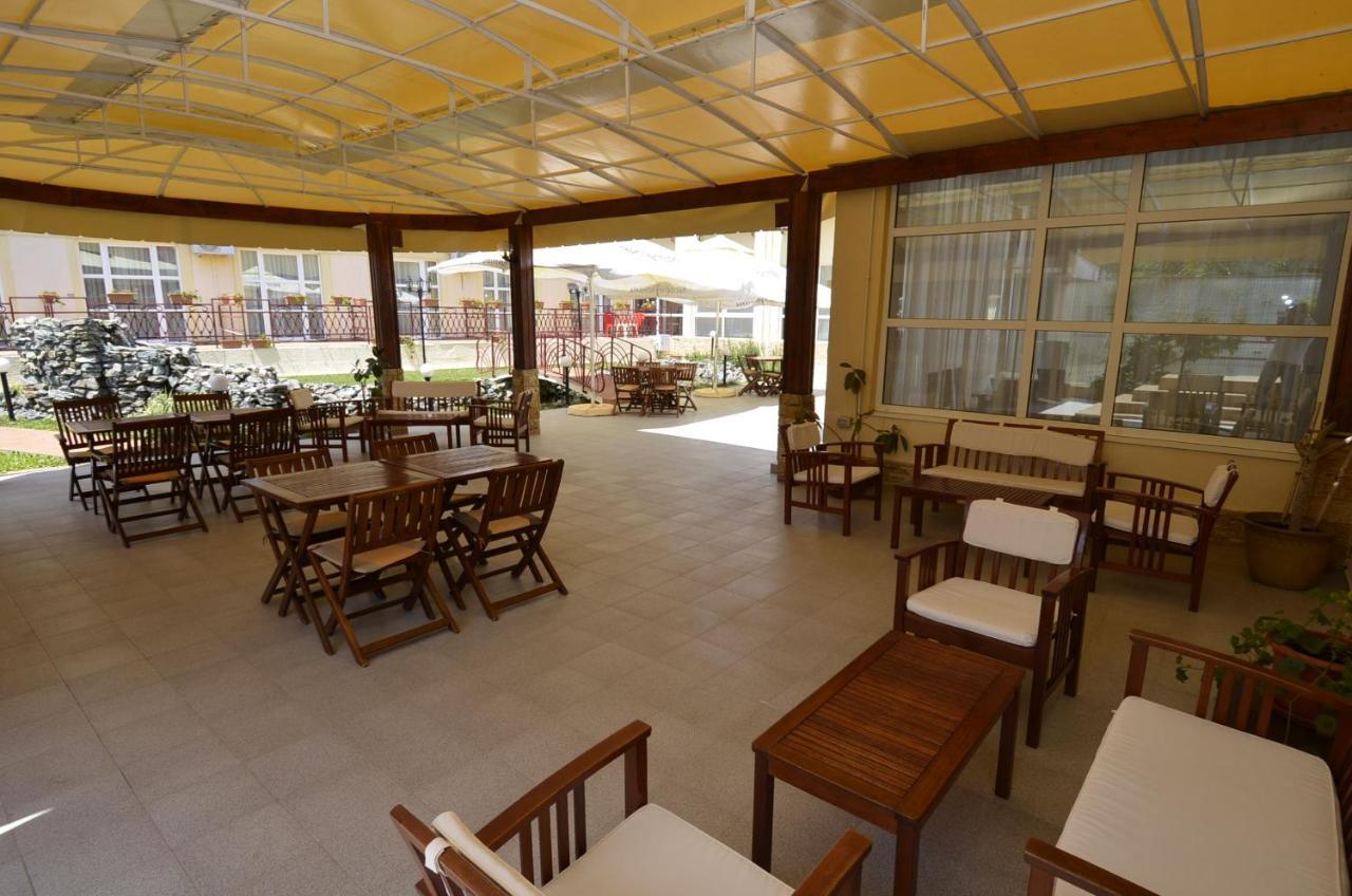 Hotel Intim 코스티네스티 외부 사진