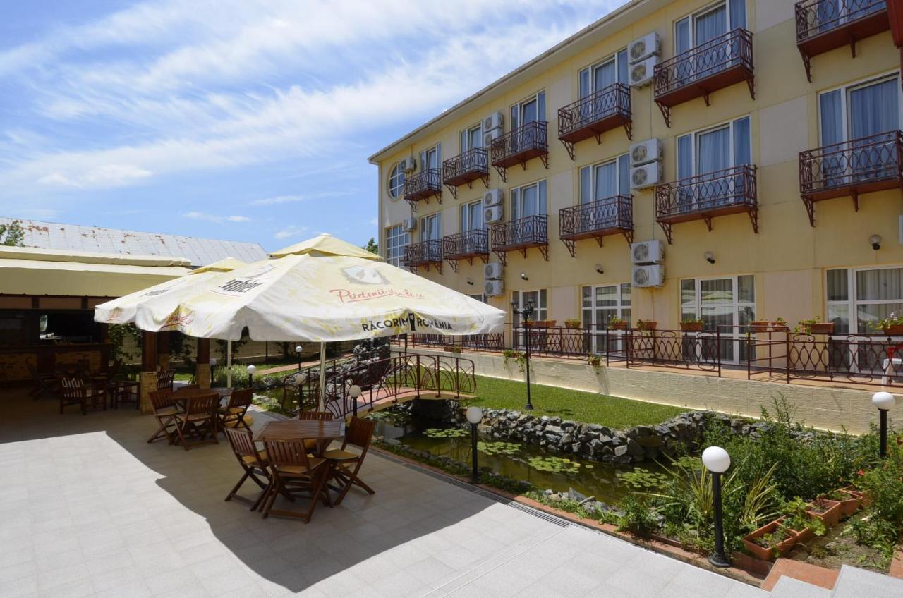 Hotel Intim 코스티네스티 외부 사진