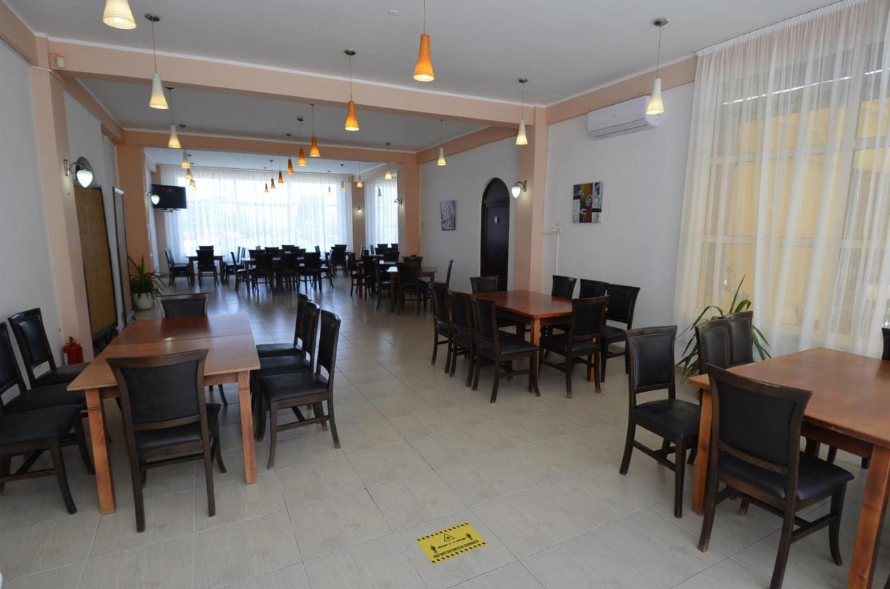 Hotel Intim 코스티네스티 외부 사진