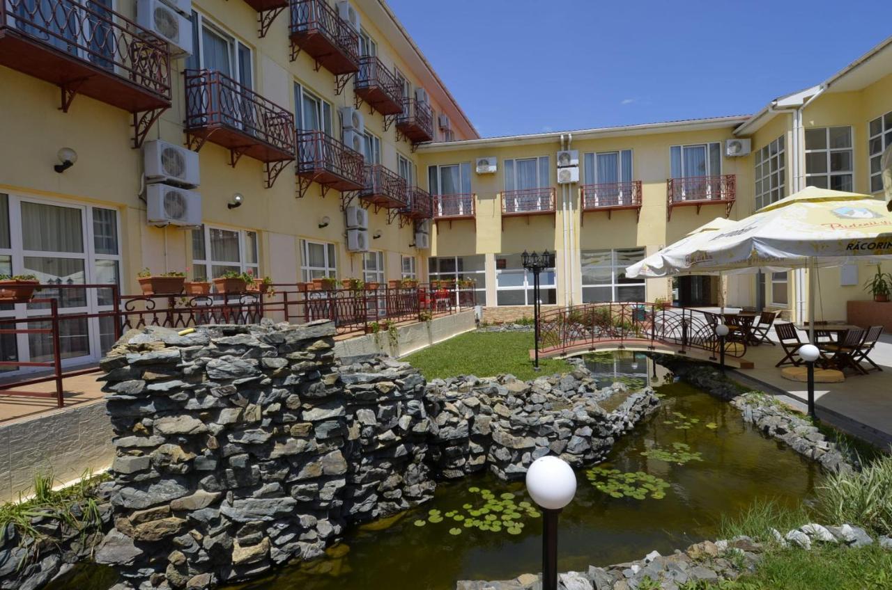 Hotel Intim 코스티네스티 외부 사진