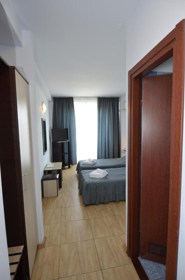 Hotel Intim 코스티네스티 외부 사진