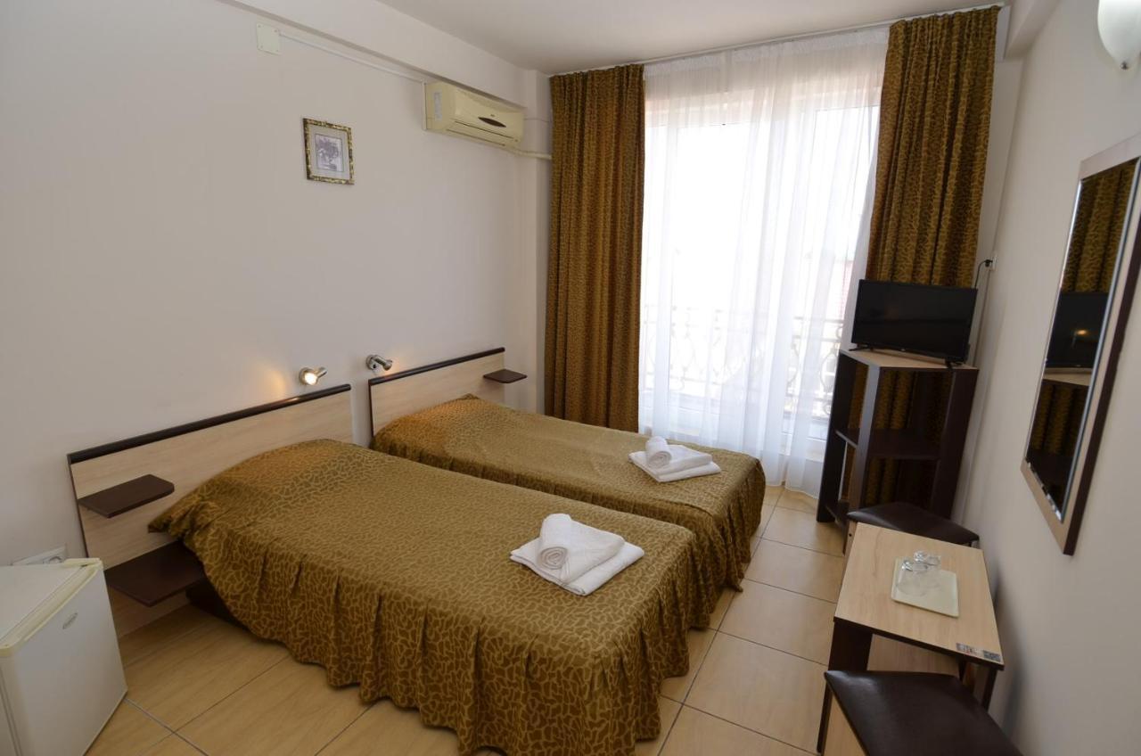 Hotel Intim 코스티네스티 외부 사진