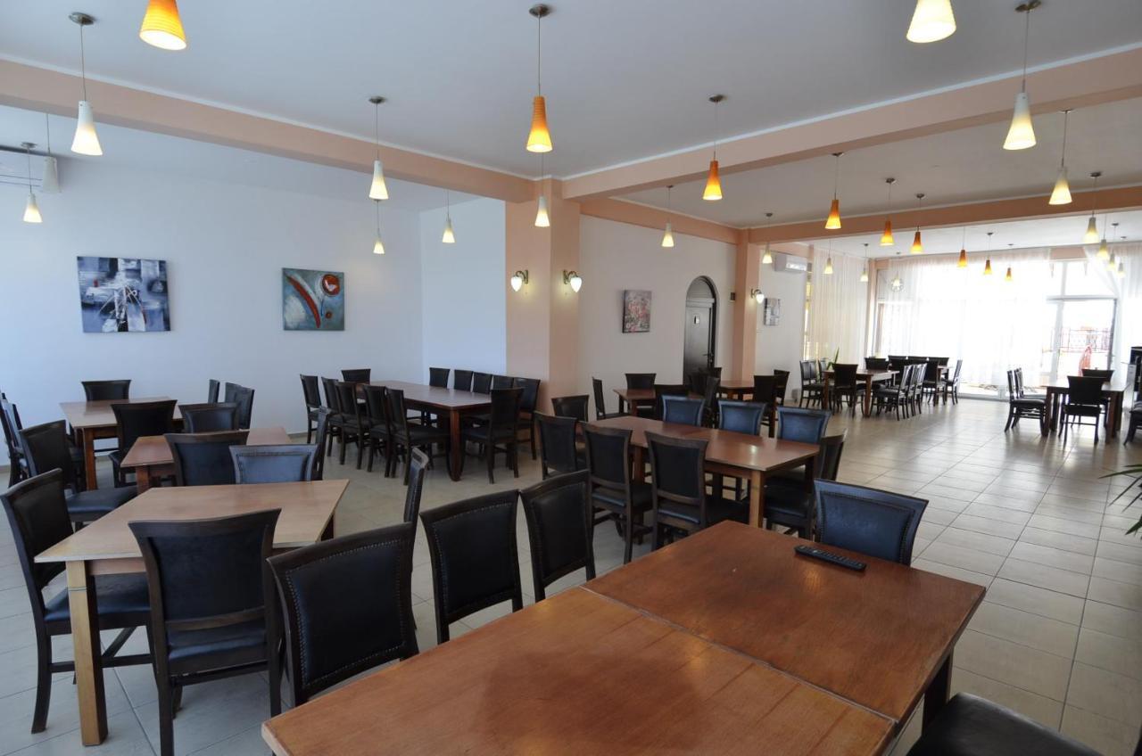 Hotel Intim 코스티네스티 외부 사진